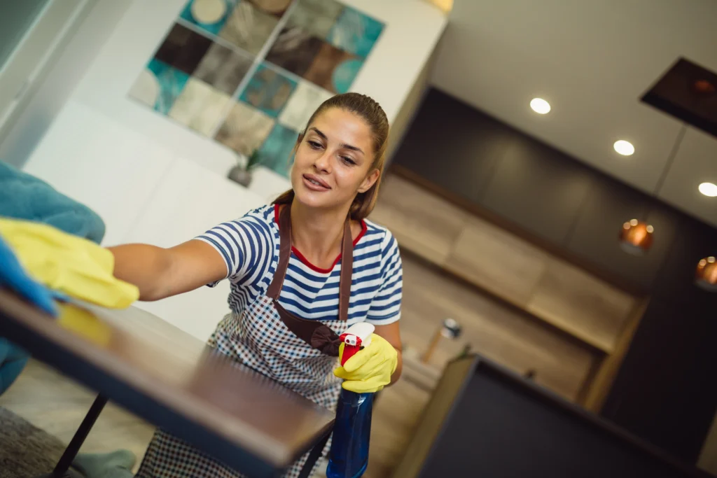 Úklid domácnosti a utírání prachu na stole